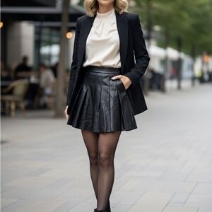 Aritzia Sunday best Black Pleated Skirt vegan leather size 2